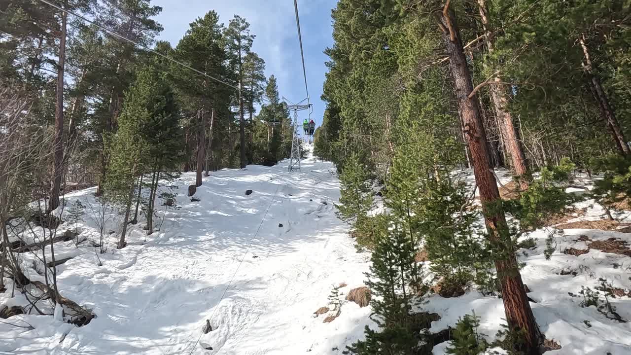 滑雪缆车穿过雪山松林度假胜地视频下载