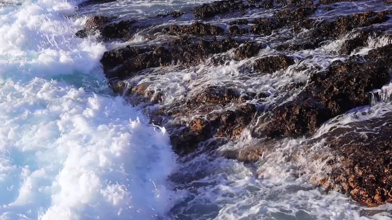 海浪撞击着海岸的岩石，在特内里费岛造成了水的爆炸视频下载