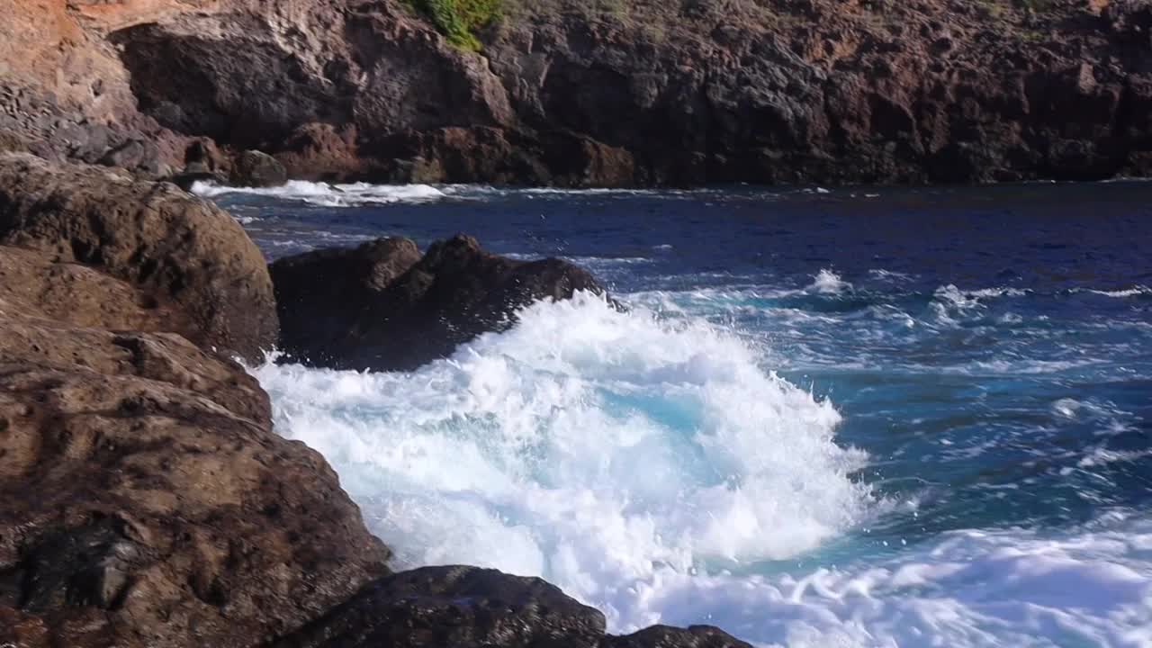 海浪撞击着海岸的岩石，在特内里费岛造成了水的爆炸视频下载