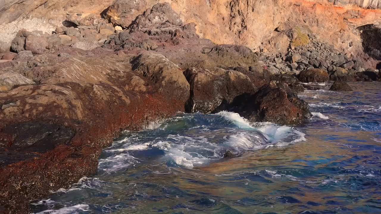 海浪撞击着海岸的岩石，在特内里费岛造成了水的爆炸视频下载