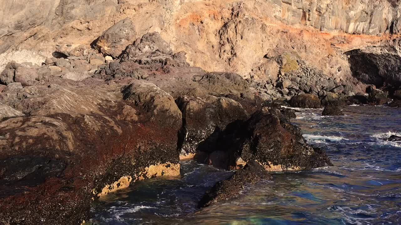 海浪撞击着海岸的岩石，在特内里费岛造成了水的爆炸视频下载