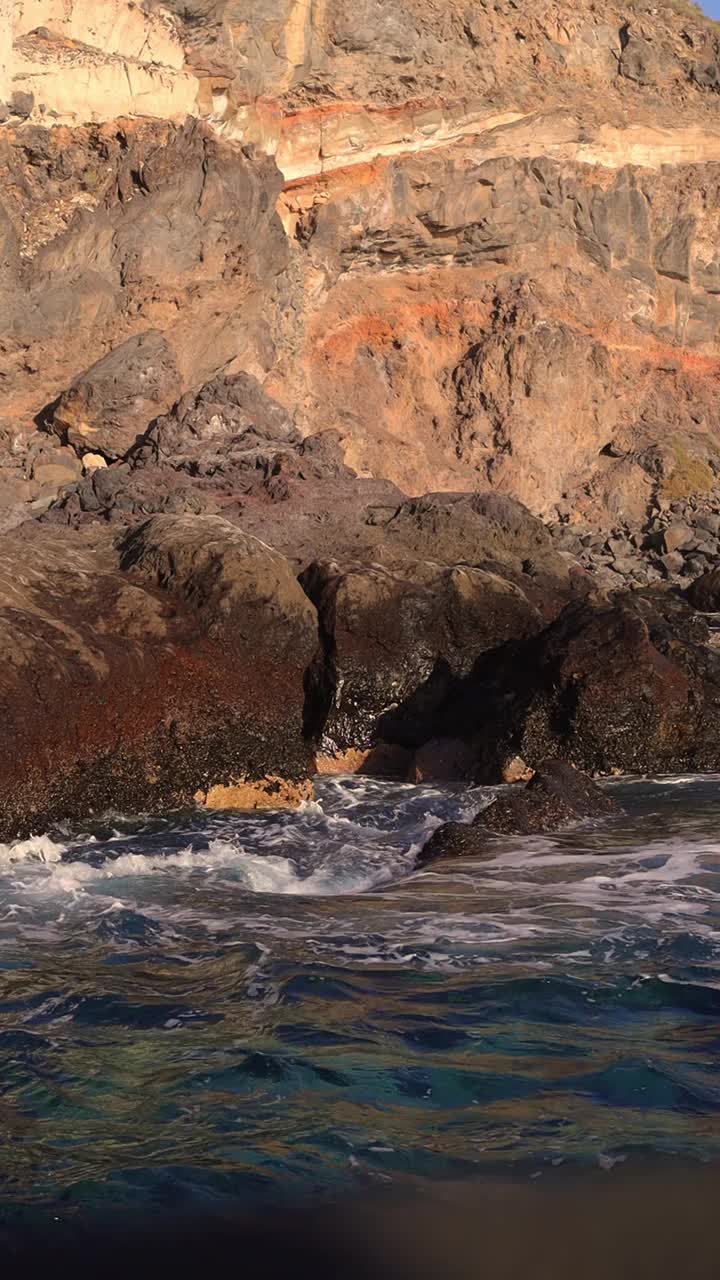 海浪撞击着海岸的岩石，在特内里费岛造成了水的爆炸视频下载