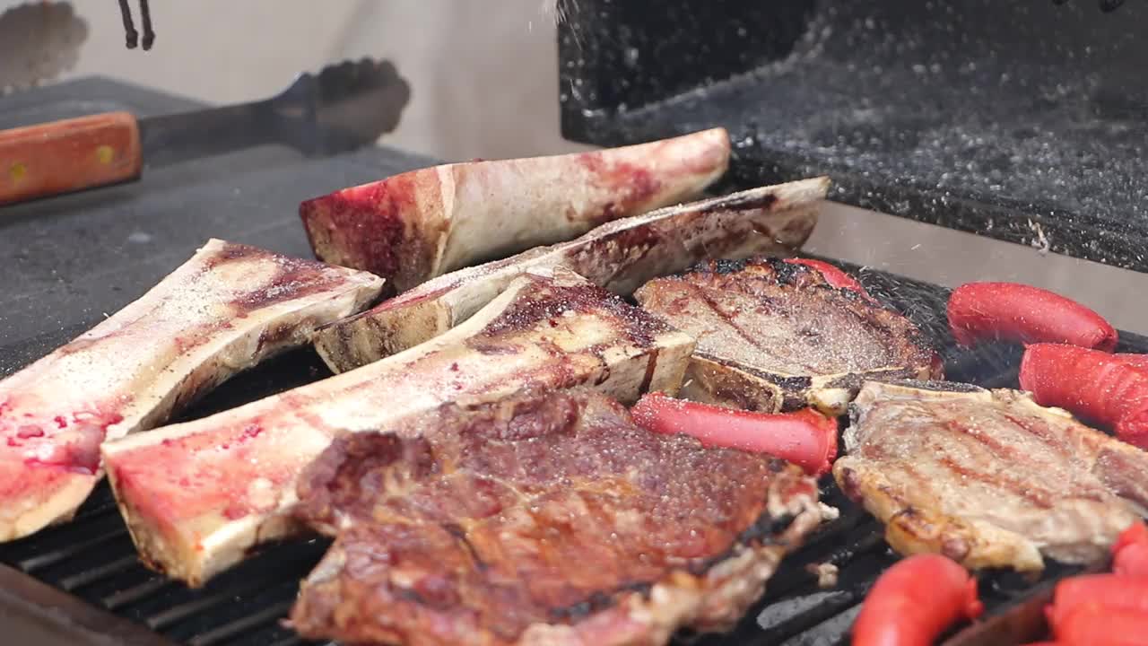 调味肉块和麸质更好的味道。视频下载