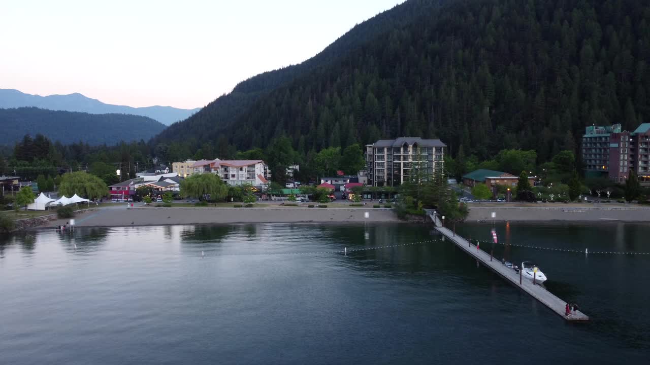 加拿大弗雷泽山谷哈里森湖岸日落时的酒店和山林视频素材