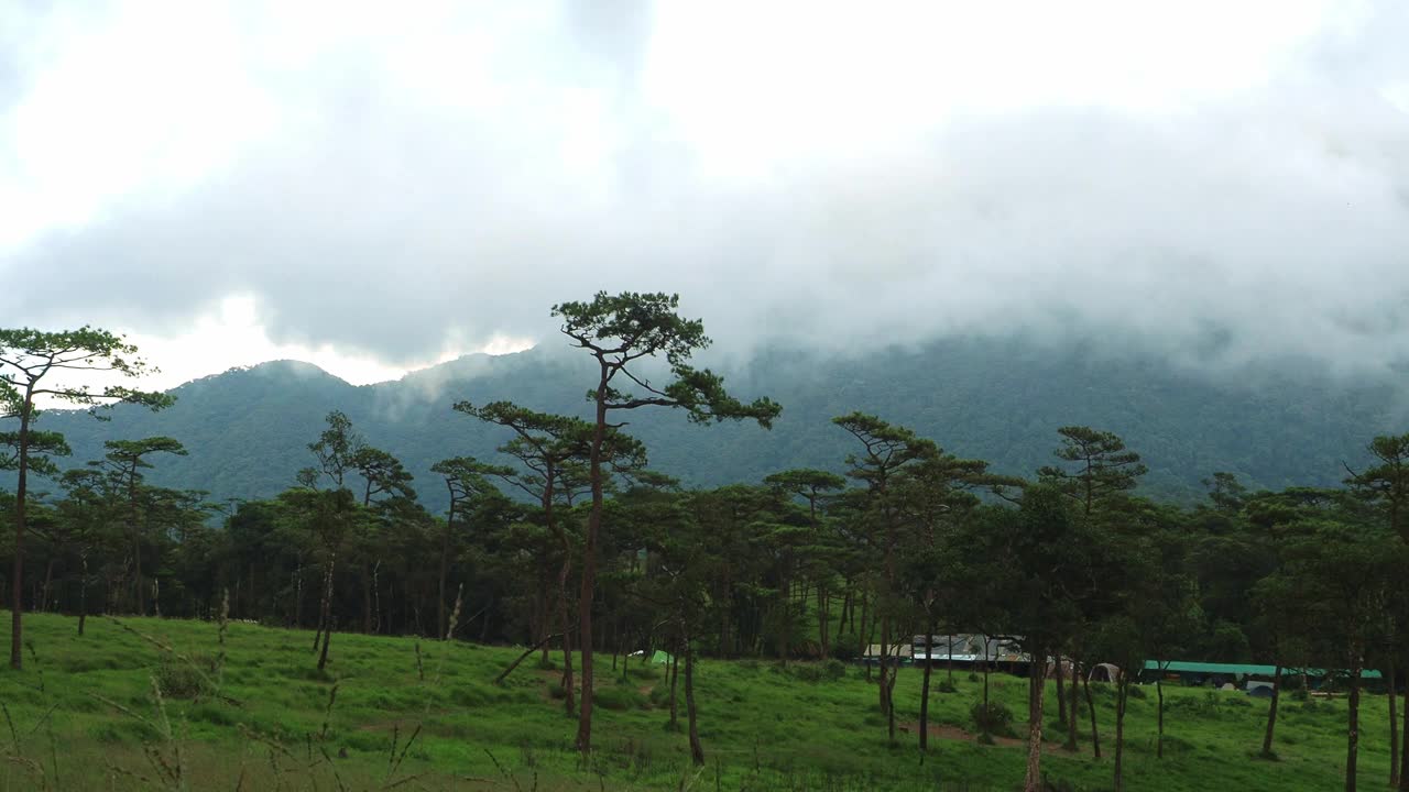 山景与云在山峰上移动。雾蒙蒙的气氛为泰国富索岛国家公园郁郁葱葱的热带雨林增添了宁静。视频素材