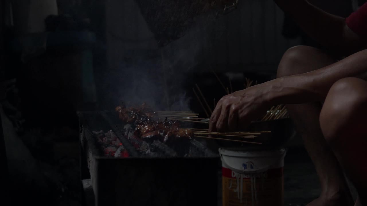 以传统方式用木炭制作印尼沙茶鸡肉的过程，美味的亚洲美食。视频素材