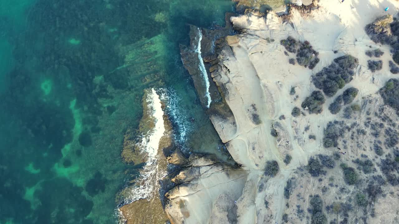 西班牙，阿利坎特，赫尔托夫角海滩，从上面看，无人机飞过大海和岩石海岸，美丽的蔚蓝大海和悬崖视频下载