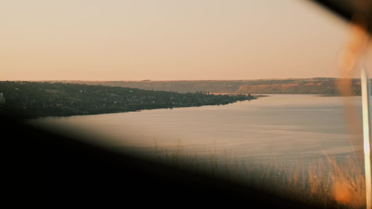 夕阳下蜿蜒的河流，宁静而安详，美丽地展现了大自然的精致之美视频素材