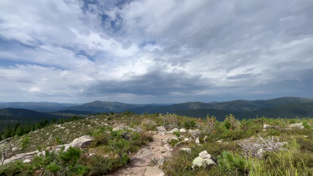 落基山从山顶看风景。徒步旅行的概念视频下载