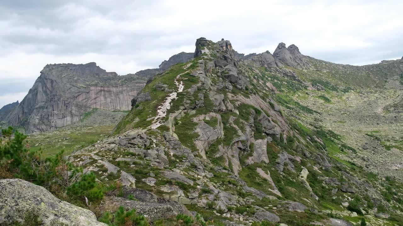 从上面鸟瞰落基山脉，山峰和湖泊。风景优美的湖泊，群山环绕，绿树成荫。额尔加基国家公园。美丽的风景。视频下载