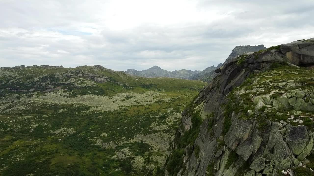 从上面鸟瞰落基山脉，山峰和湖泊。风景优美的湖泊，群山环绕，绿树成荫。额尔加基国家公园。美丽的风景。视频下载