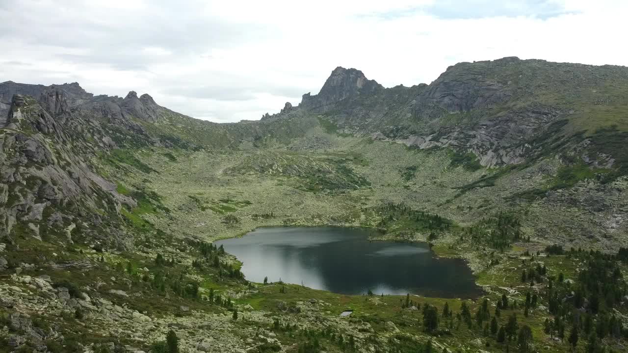 从上面鸟瞰落基山脉，山峰和湖泊。风景优美的湖泊，群山环绕，绿树成荫。额尔加基国家公园。美丽的风景。视频下载