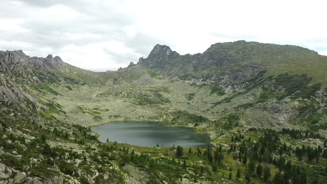 从上面俯瞰落基山脉的山峰和湖泊。视频下载