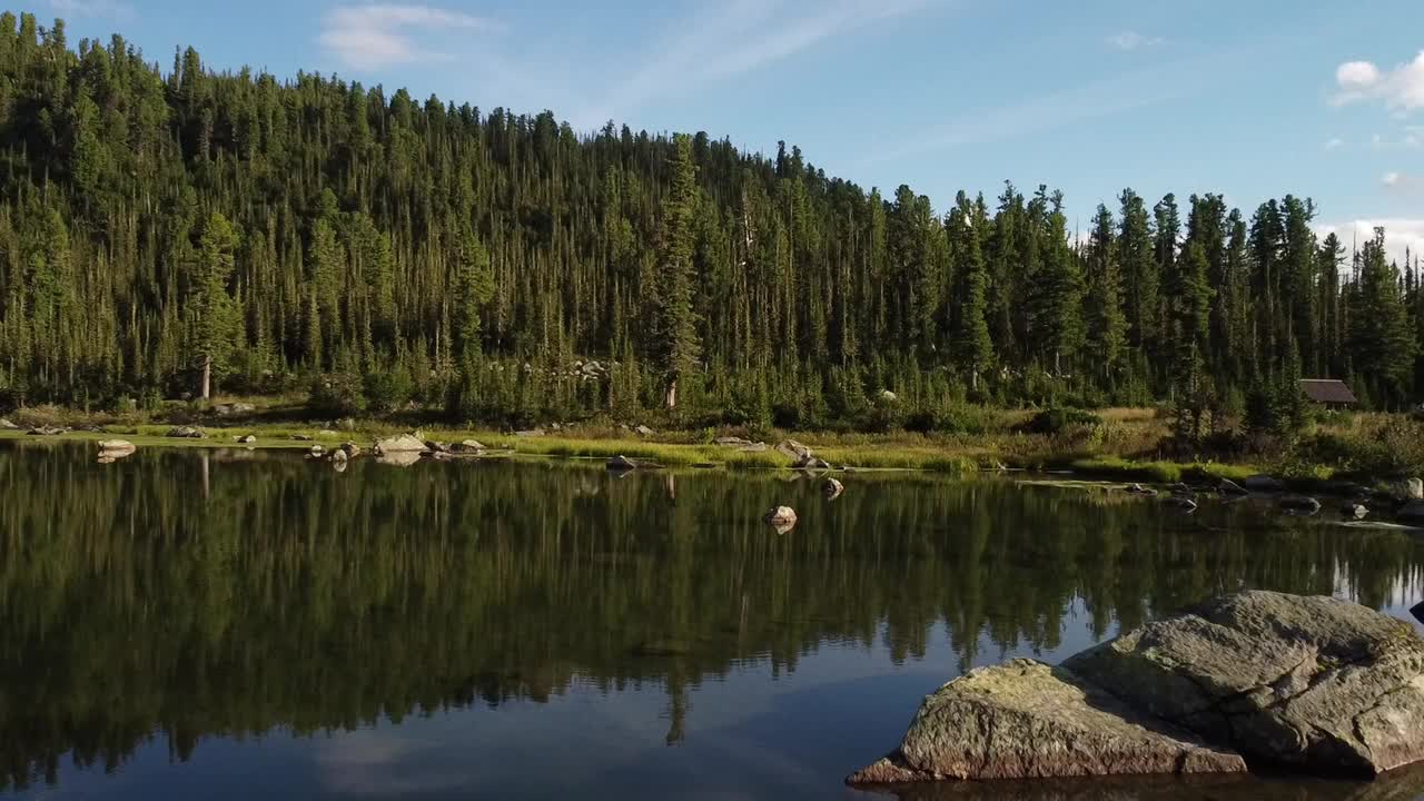 从上面俯瞰落基山脉的山峰和湖泊。视频下载