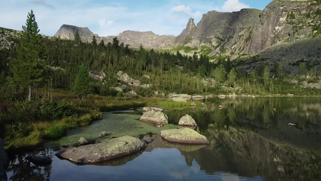 从上面俯瞰落基山脉的山峰和湖泊。视频下载