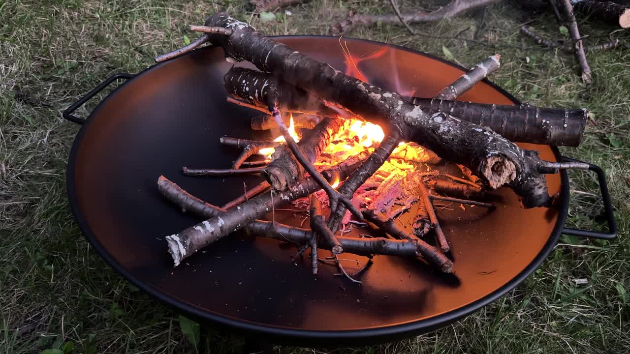 夜晚的篝火在金属壁炉里。在外面露营视频下载