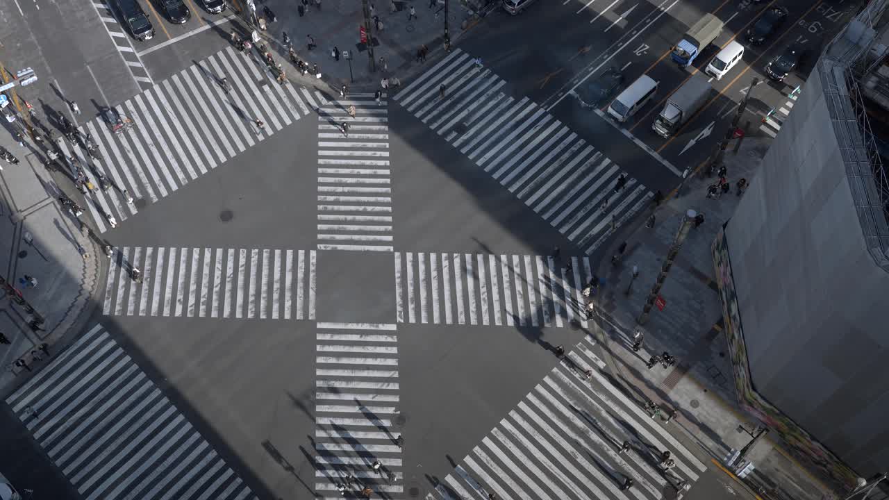 行人穿过银座繁忙的十字路口，银座是日本东京市中心一个受欢迎的高档购物区视频下载