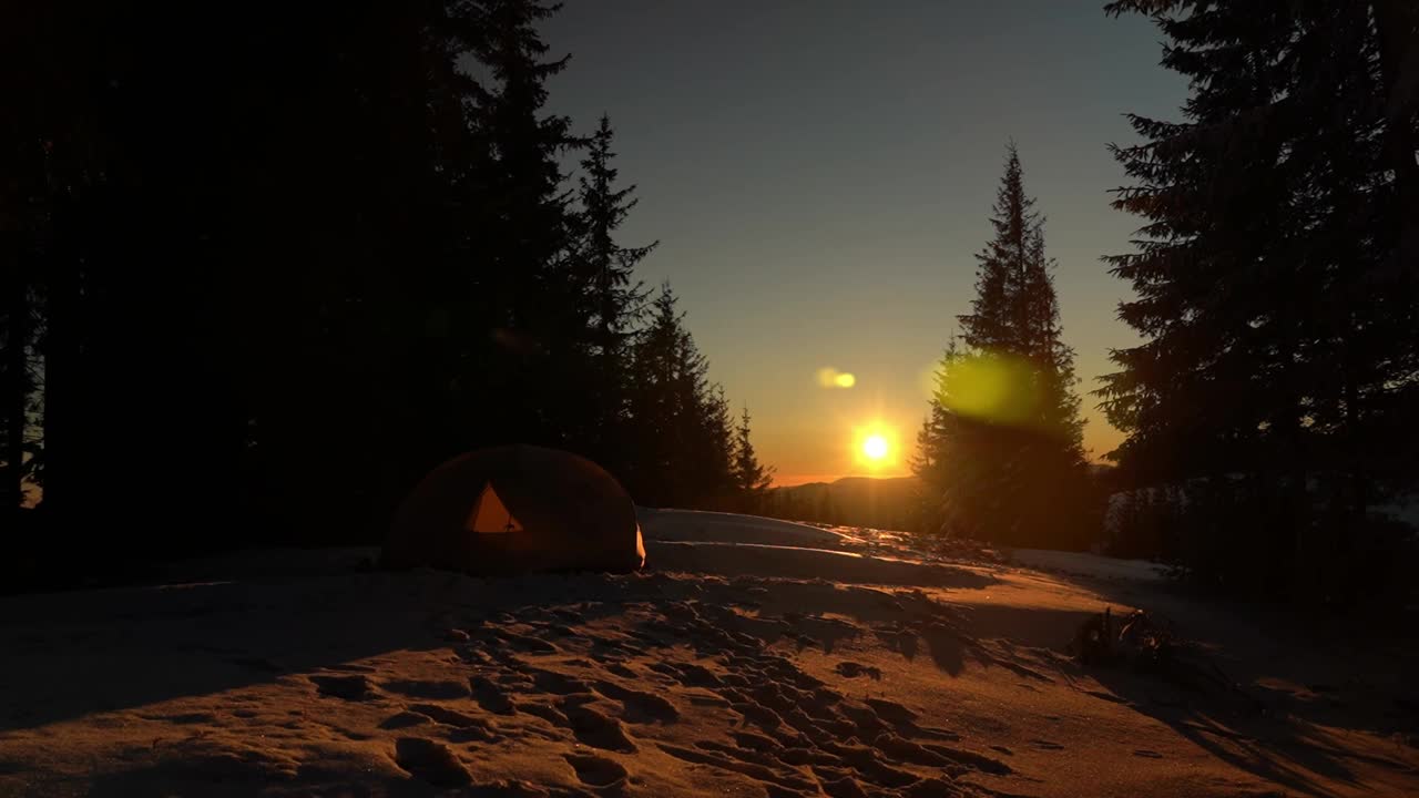 日出时在山林的雪地里露营。戈尔甘尼山脉在冬季。喀尔巴阡山脉，乌克兰视频下载