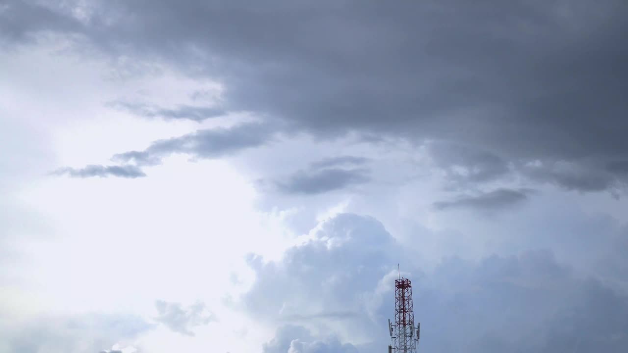 暴雨前天空多云的信号塔视频素材