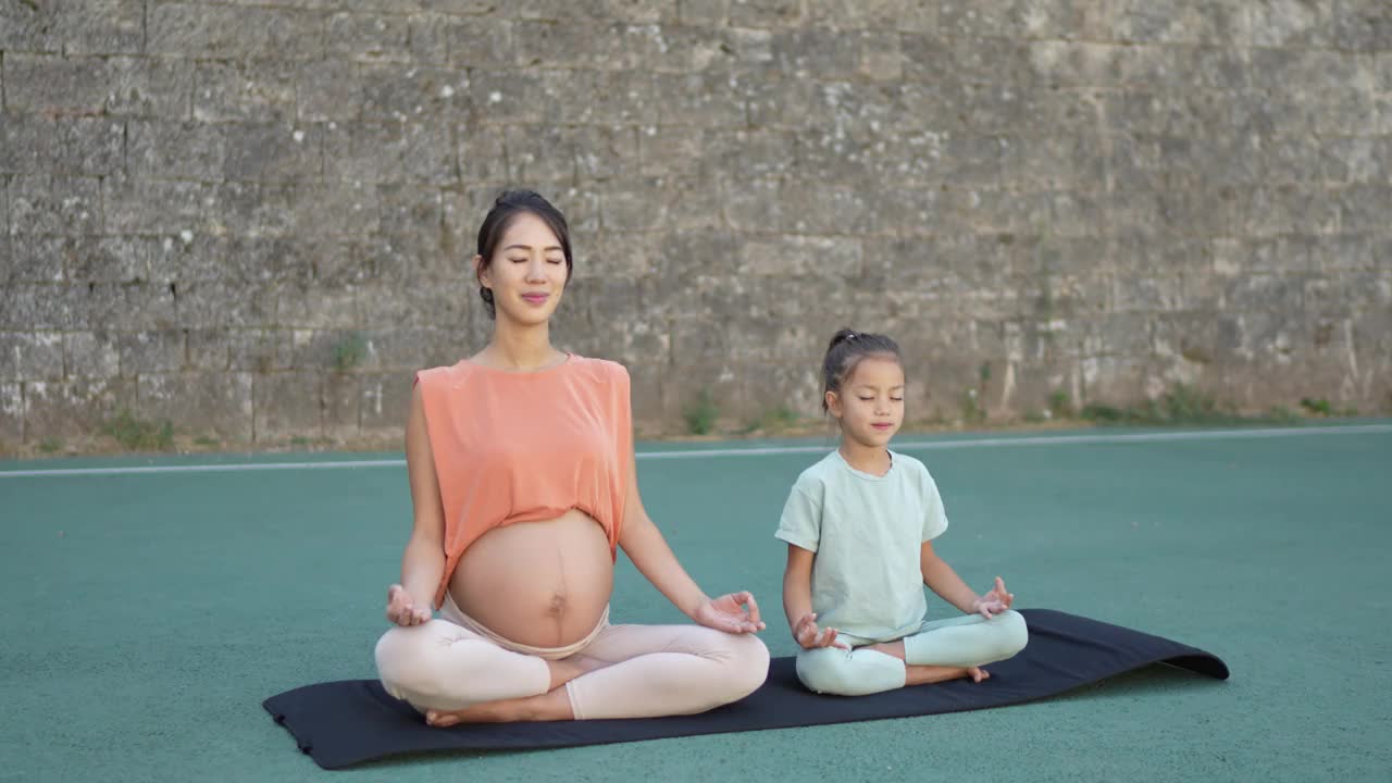 怀孕的母亲带着女儿在户外锻炼视频下载