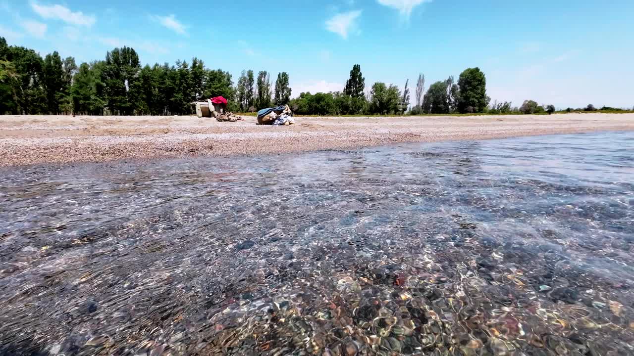 衣服和鞋子放在水边视频下载