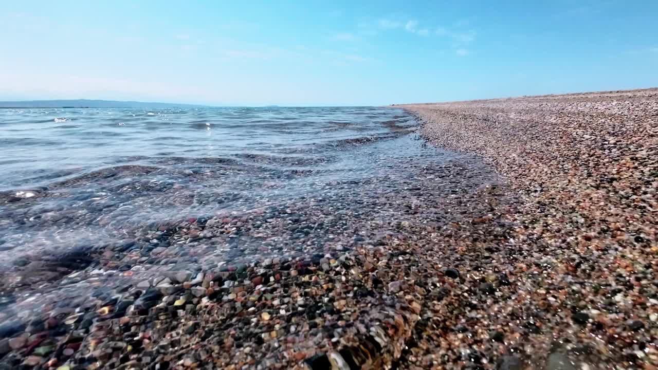 盐湖水边的特写镜头视频素材