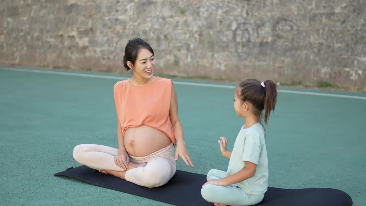 健康的孕妇和她的女儿在户外视频下载