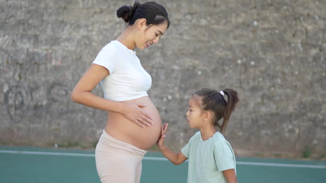 一位孕妇和她的女儿的照片。视频下载