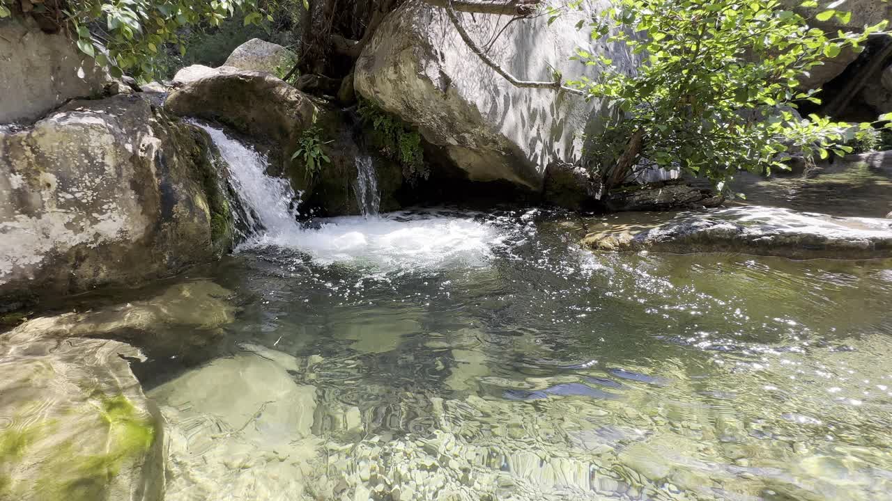 比利牛斯山脉的一条小河视频素材