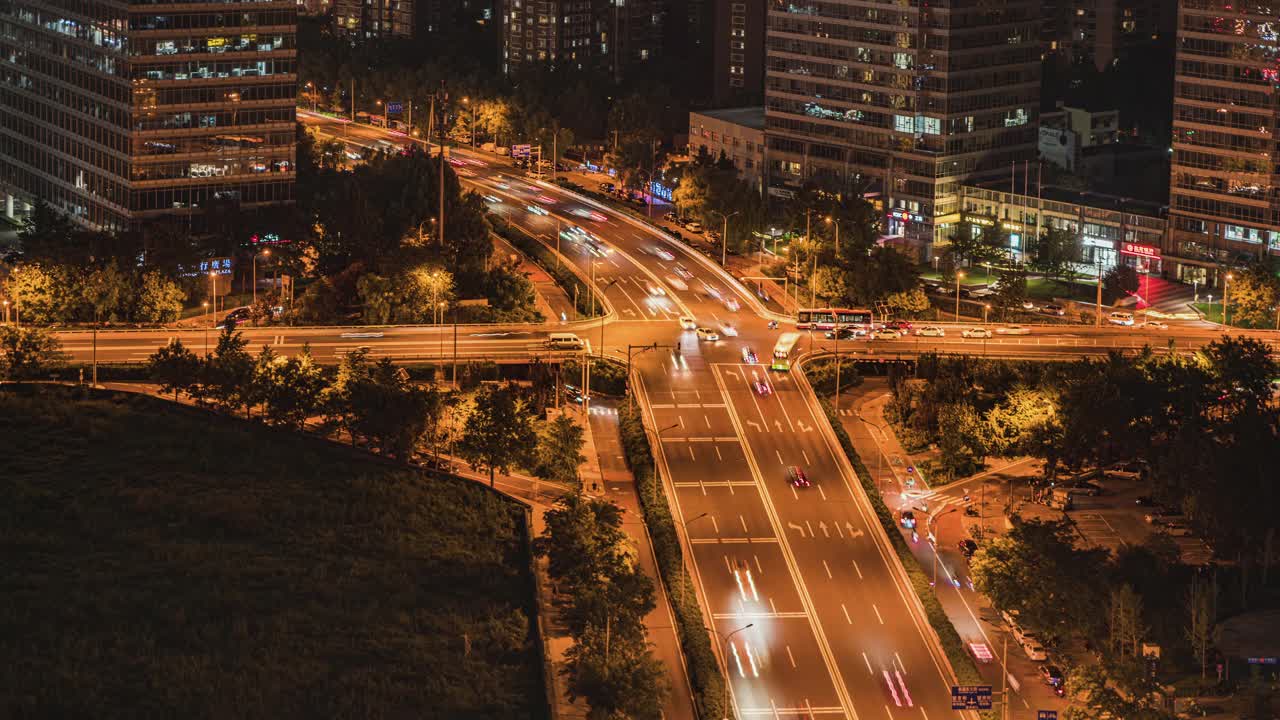 夜晚城市街道交叉口交通灯光昏暗视频下载