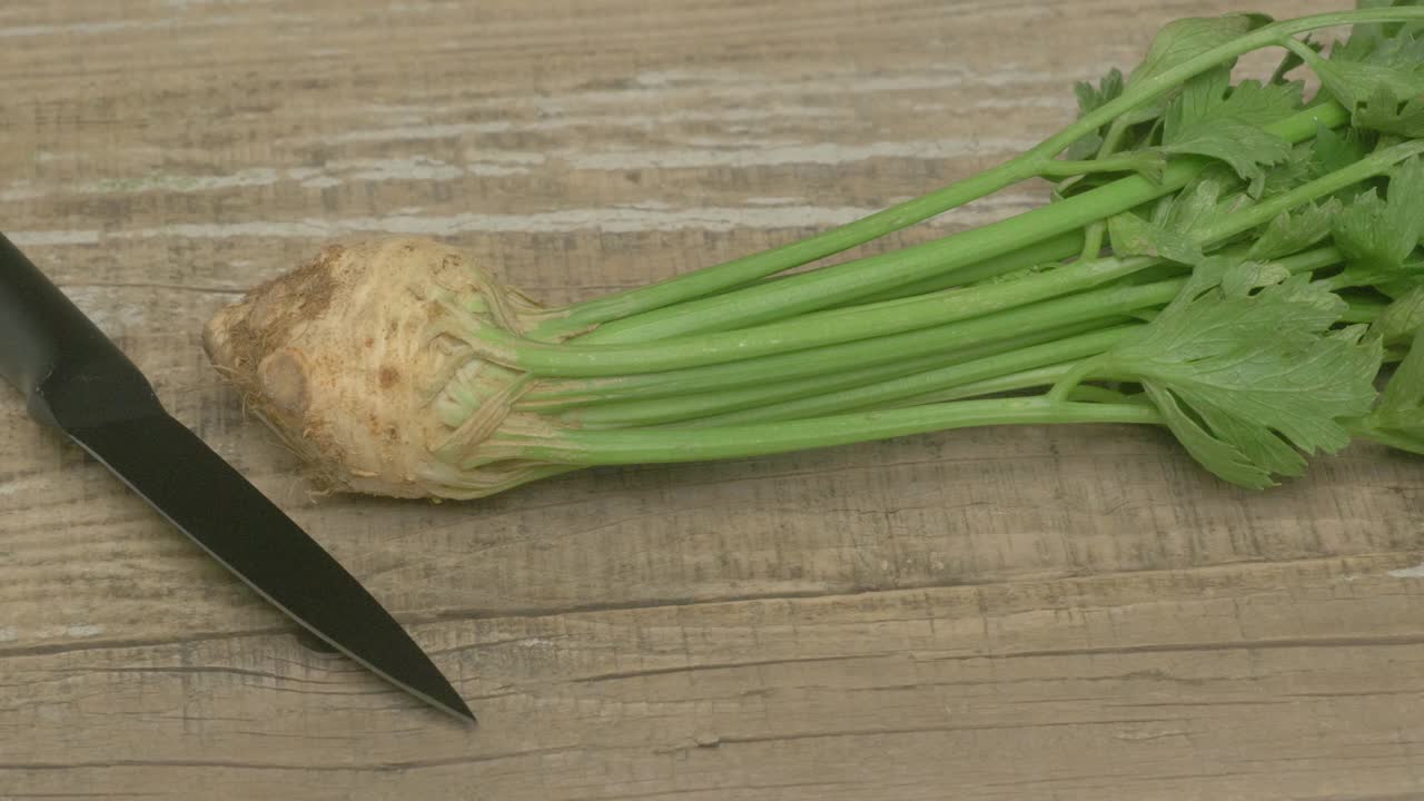 切新鲜美味的芹菜根健康美味的烹饪创作视频素材