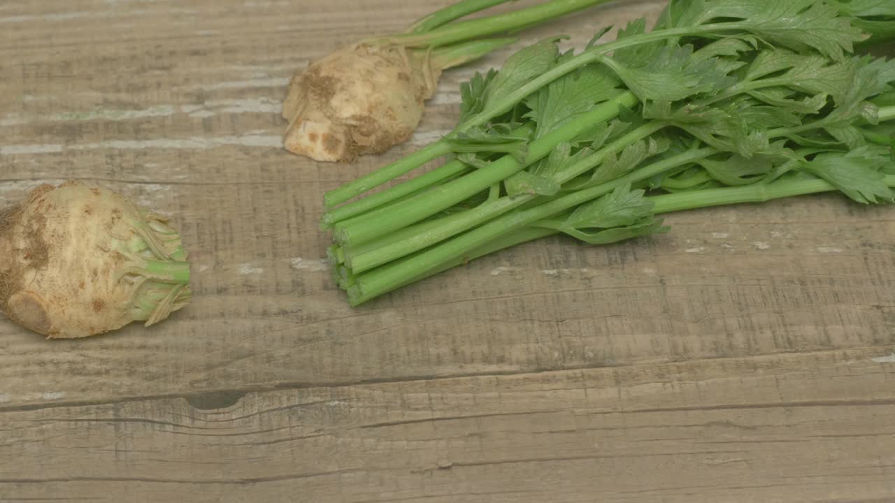 切碎新鲜的香草，提升你的烹饪创作和美味的晚餐体验视频素材