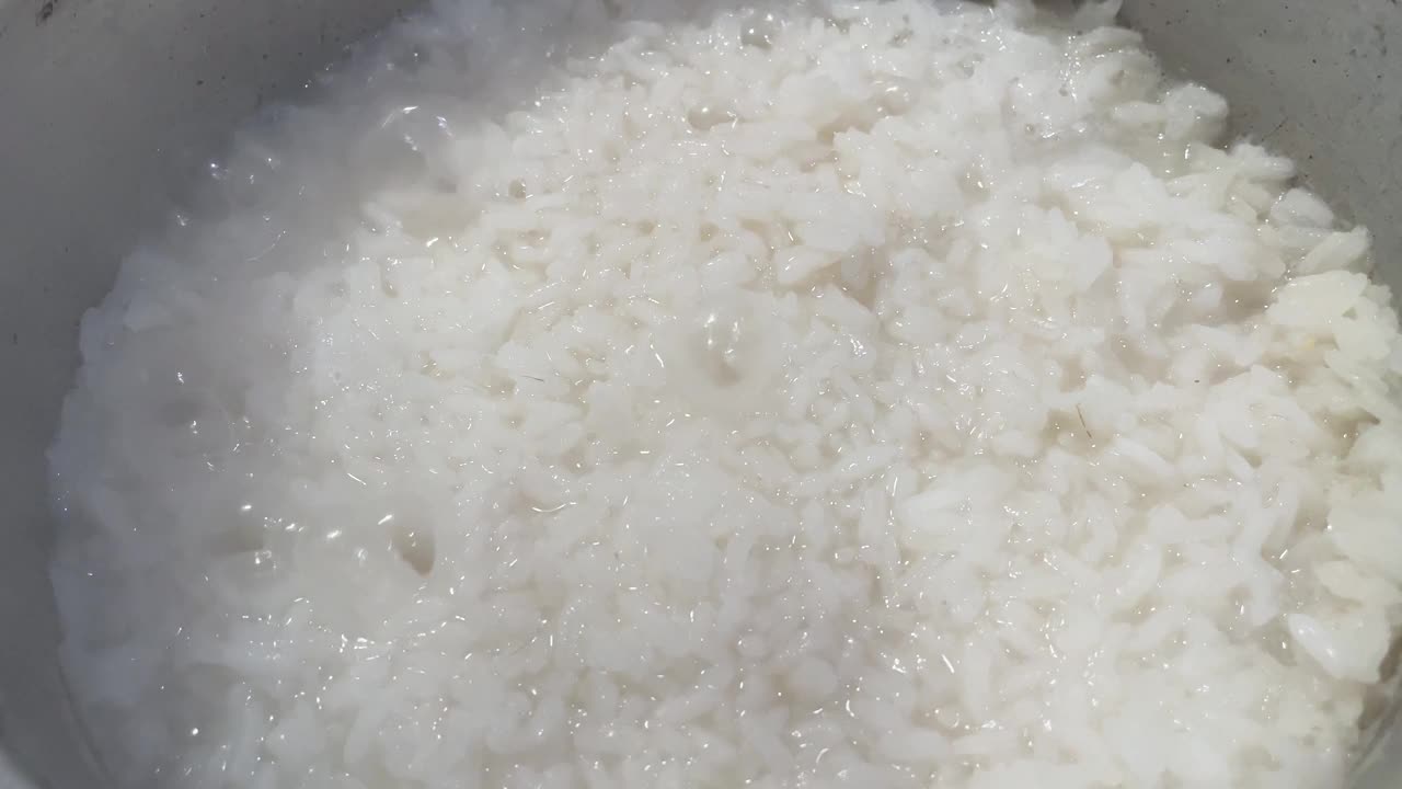 在沸腾的锅里煮的白米饭视频素材