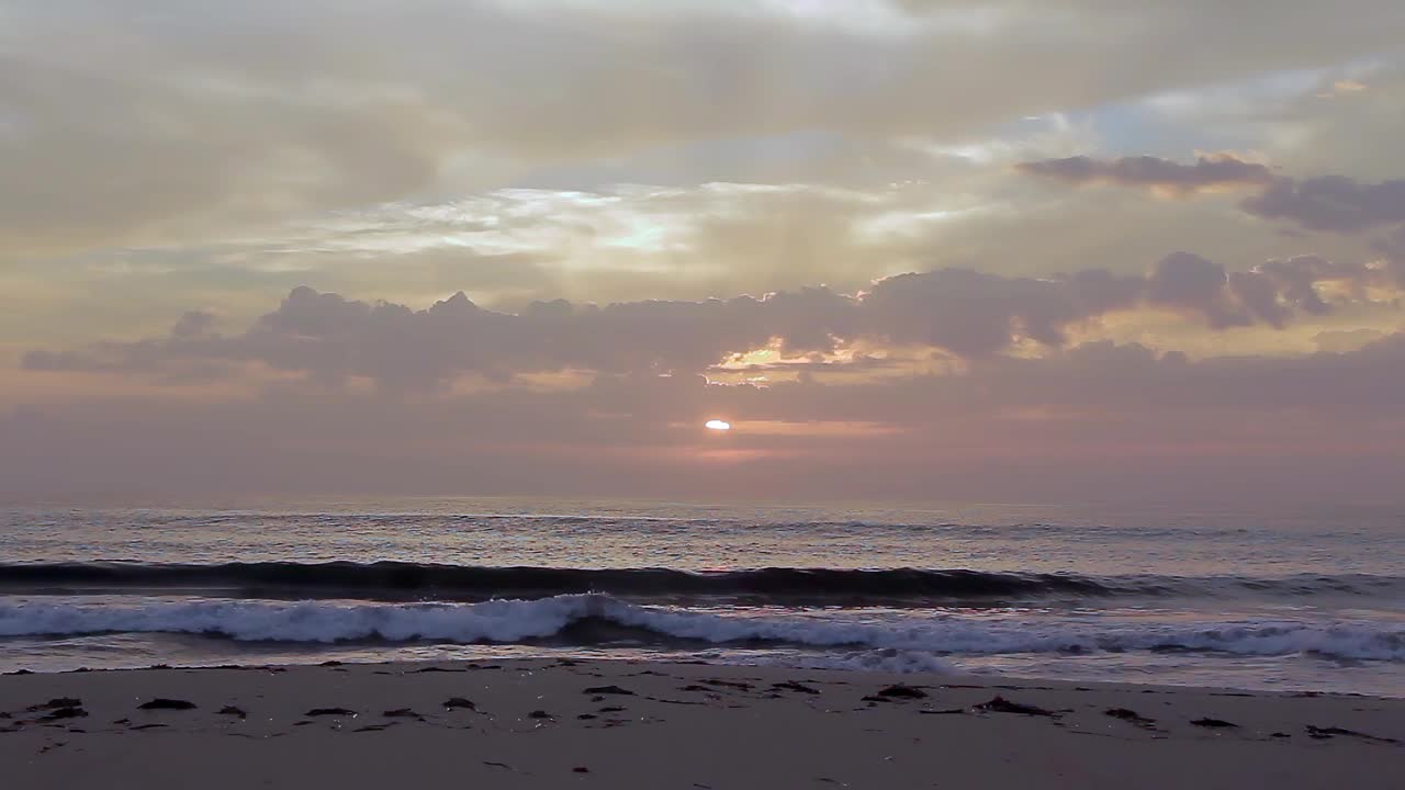 秋天，塞斯伊列特海滩上的日出。西班牙巴利阿里群岛的福门特拉岛。视频下载