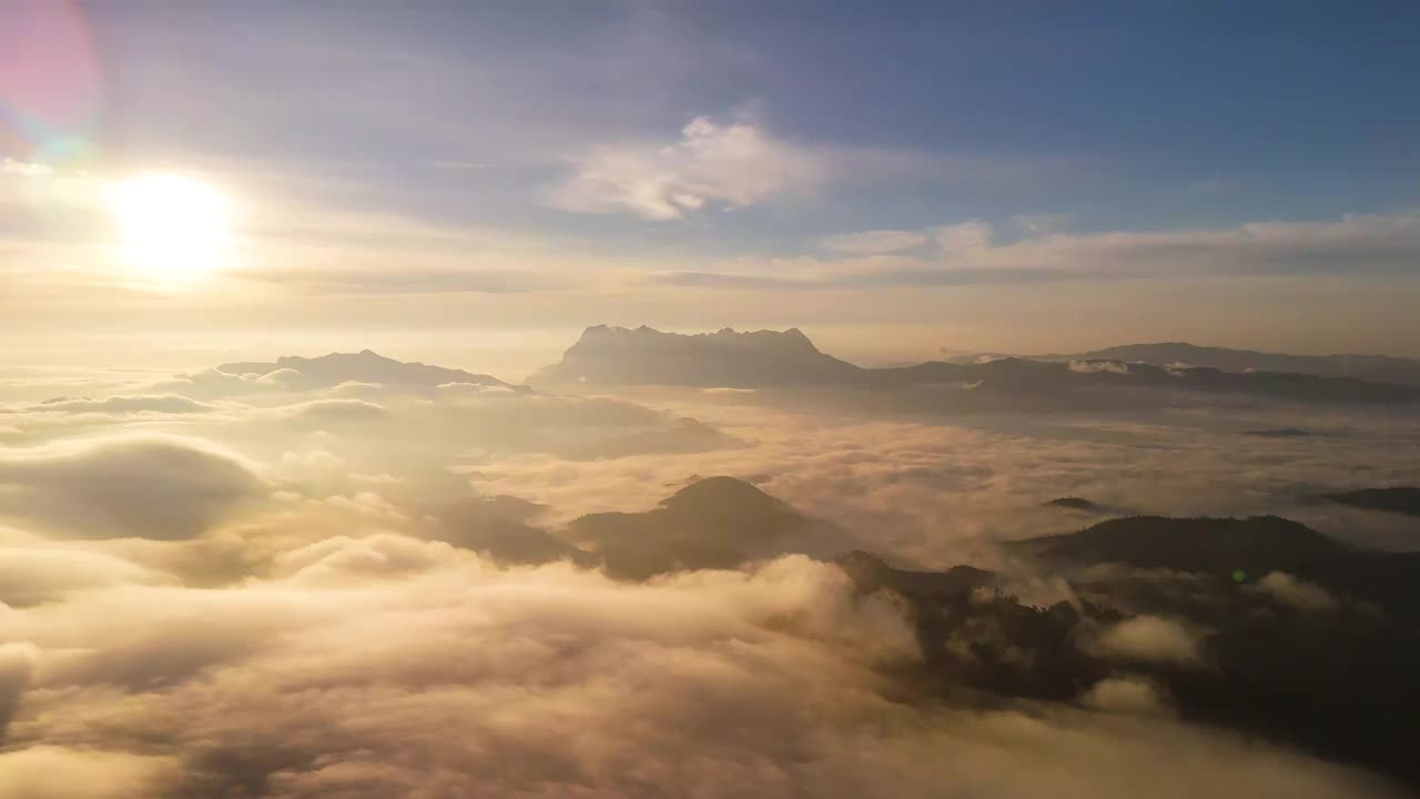 鸟瞰热带雨林山的晨雾，视频下载