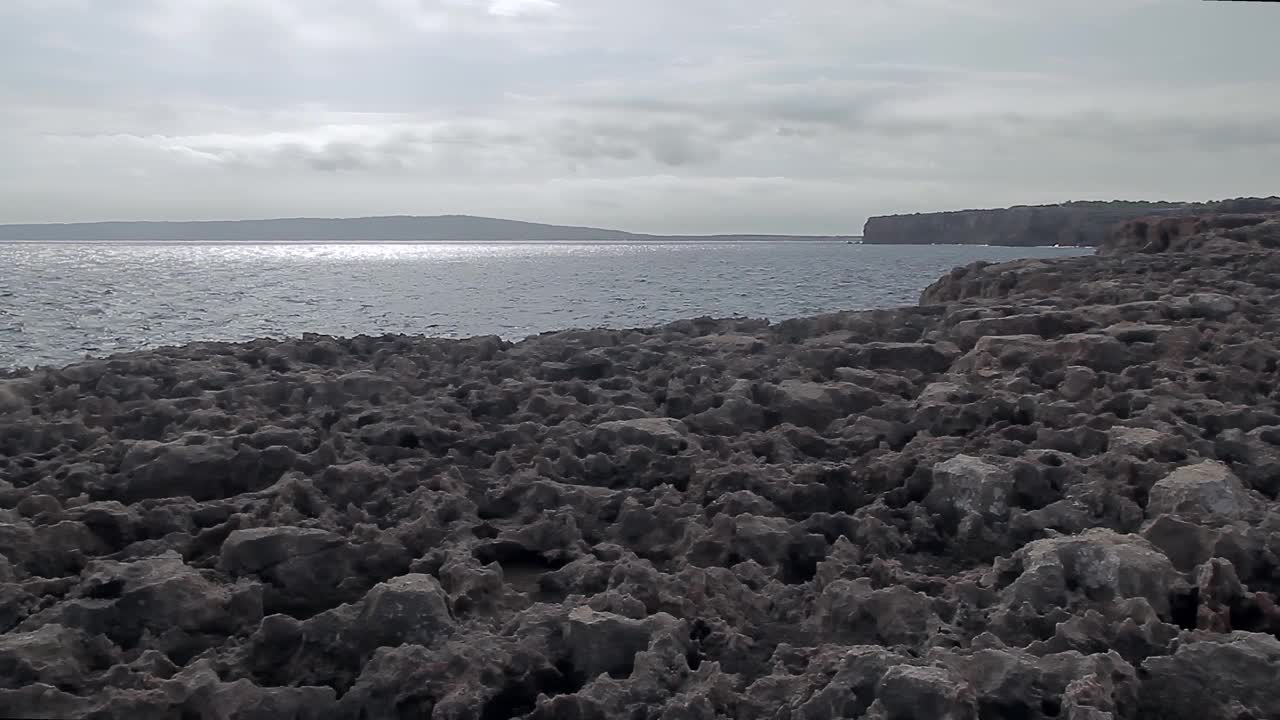 Punta Prima的日出。西班牙巴利阿里群岛的福门特拉。视频下载