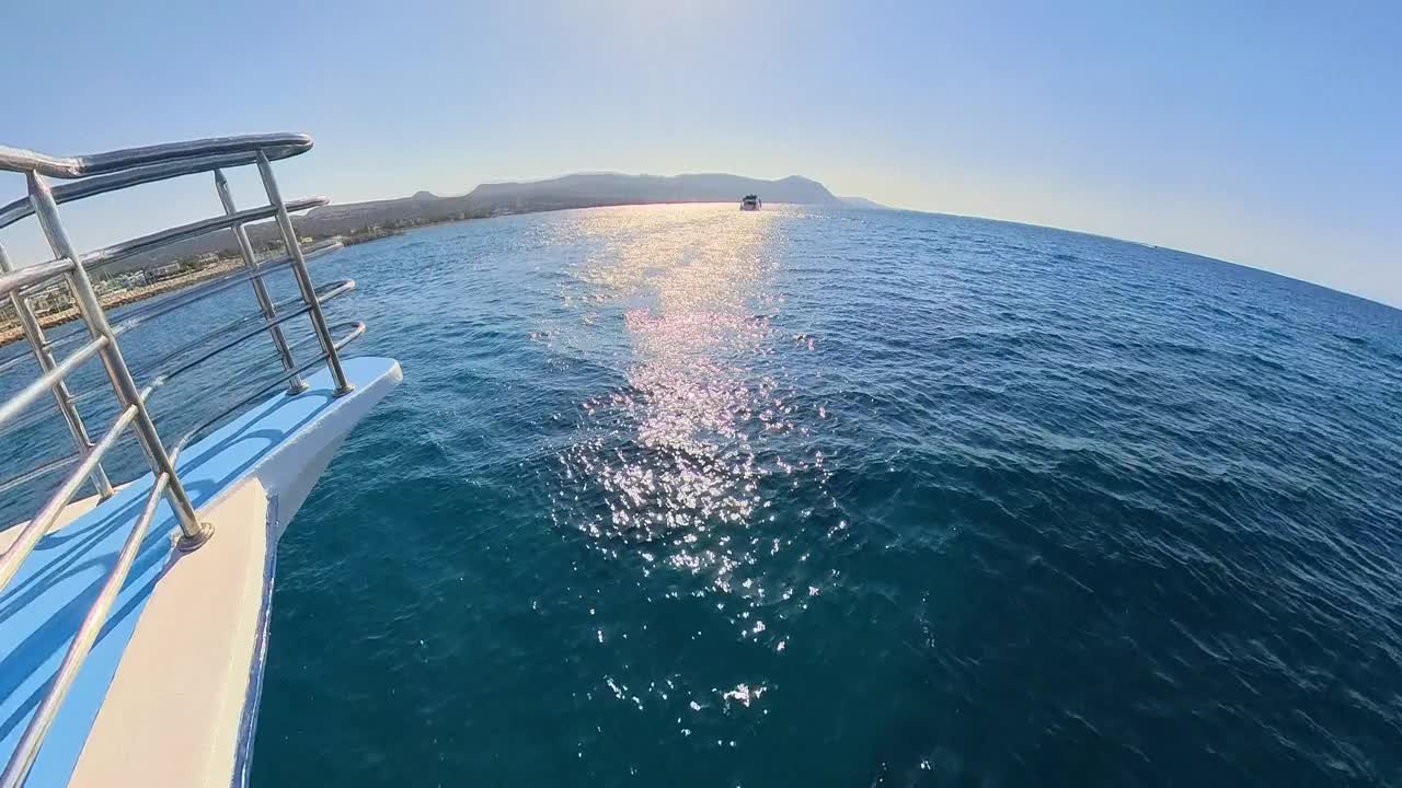 一对年轻夫妇在海上游船上旅行视频下载