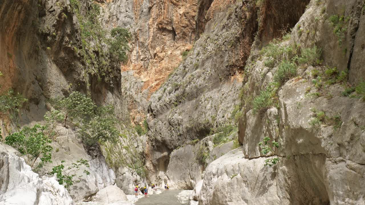 土耳其费特希耶萨克利肯特峡谷的河流景观。视频下载