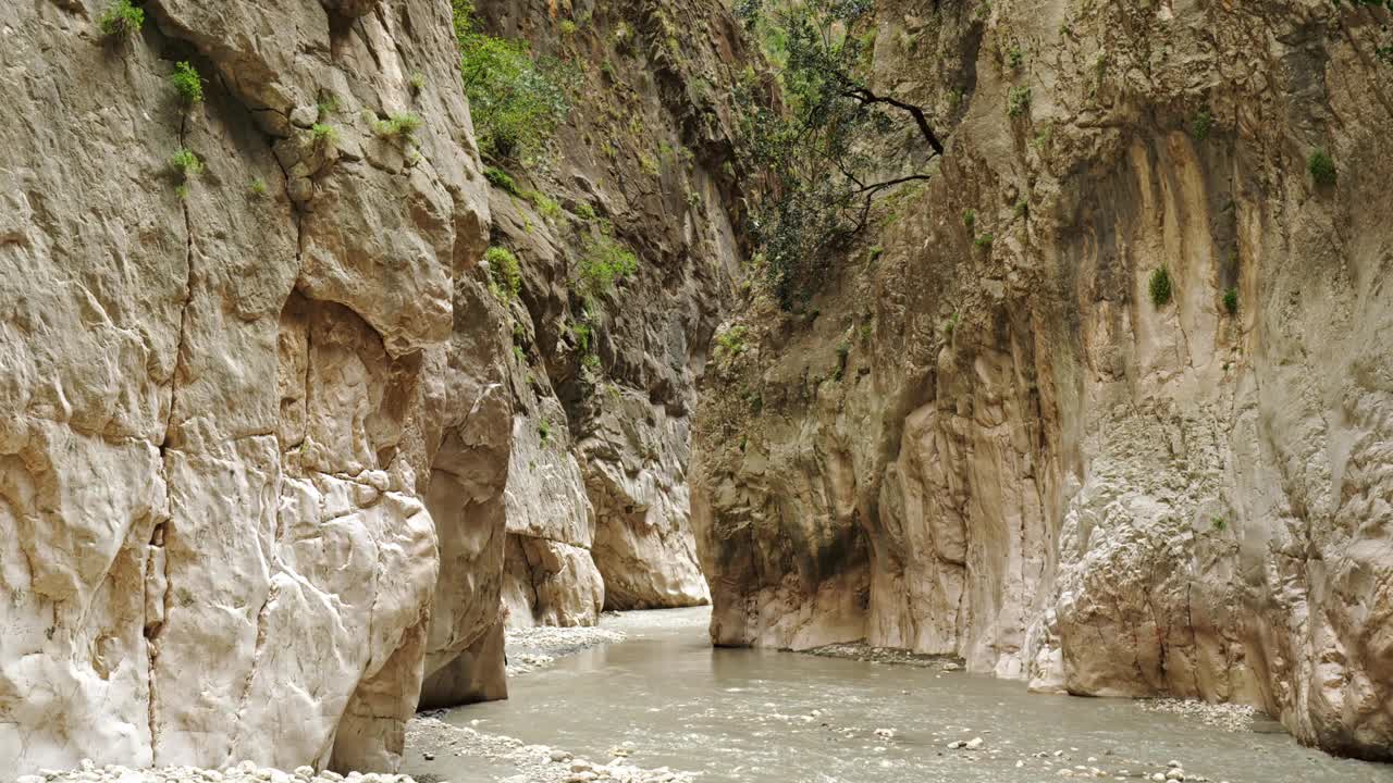 土耳其费特希耶萨克利肯特峡谷的河流景观。视频下载