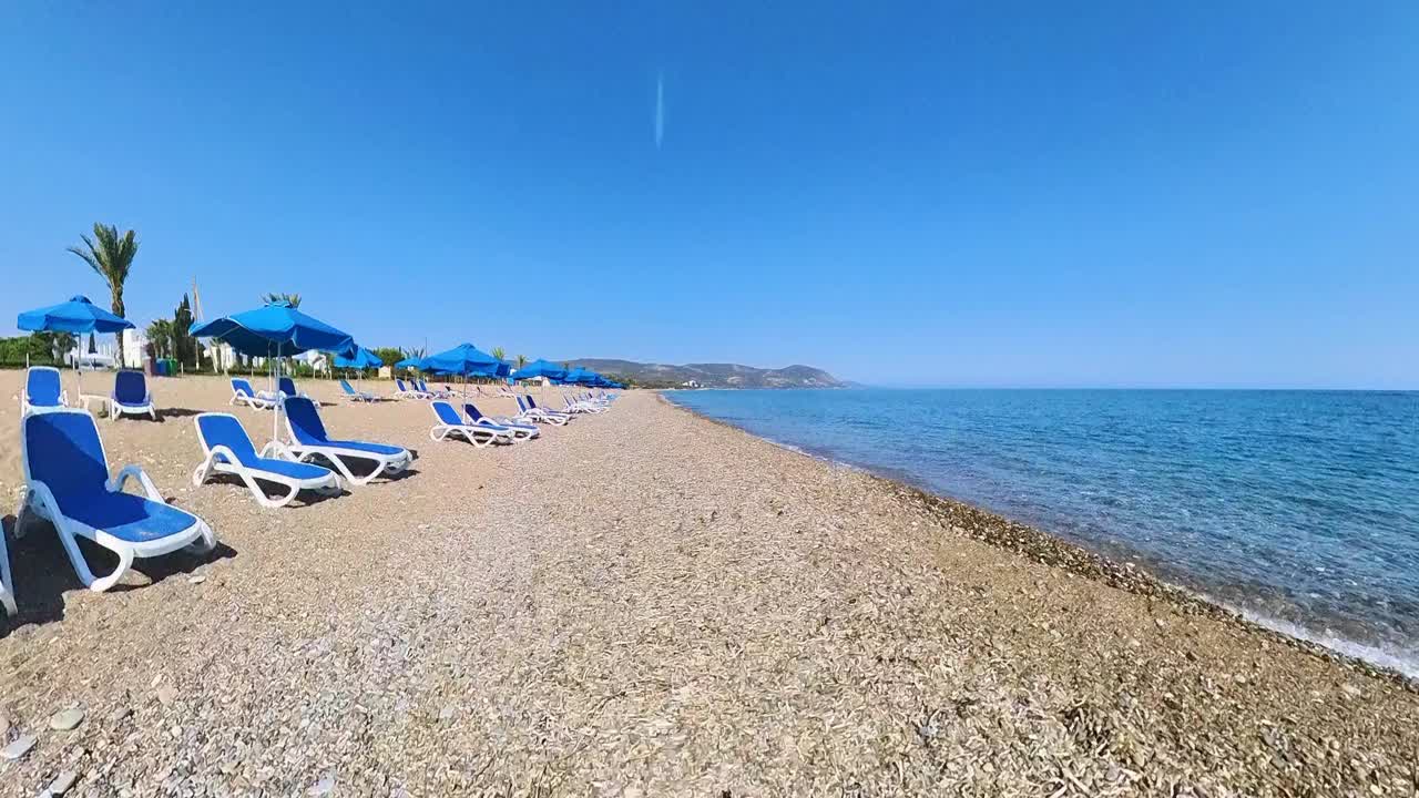 漫步在塞浦路斯空荡荡的海滩上视频素材