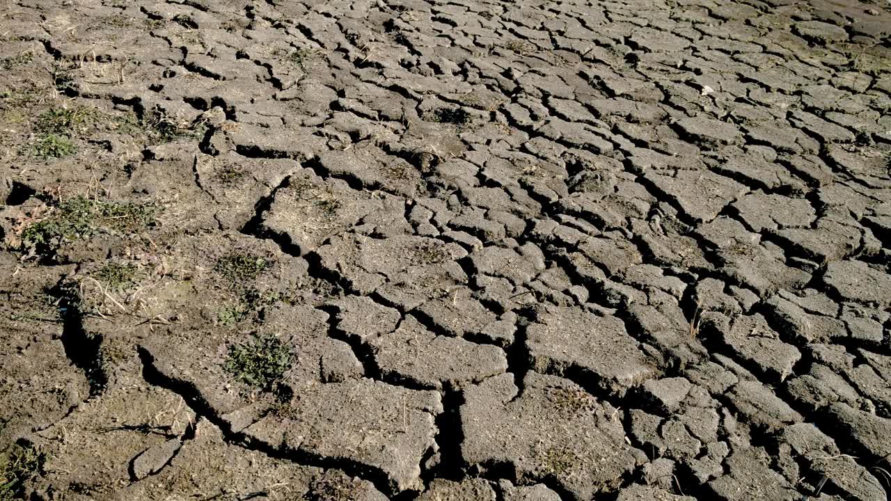 湖附近的冻泥裂开了视频素材