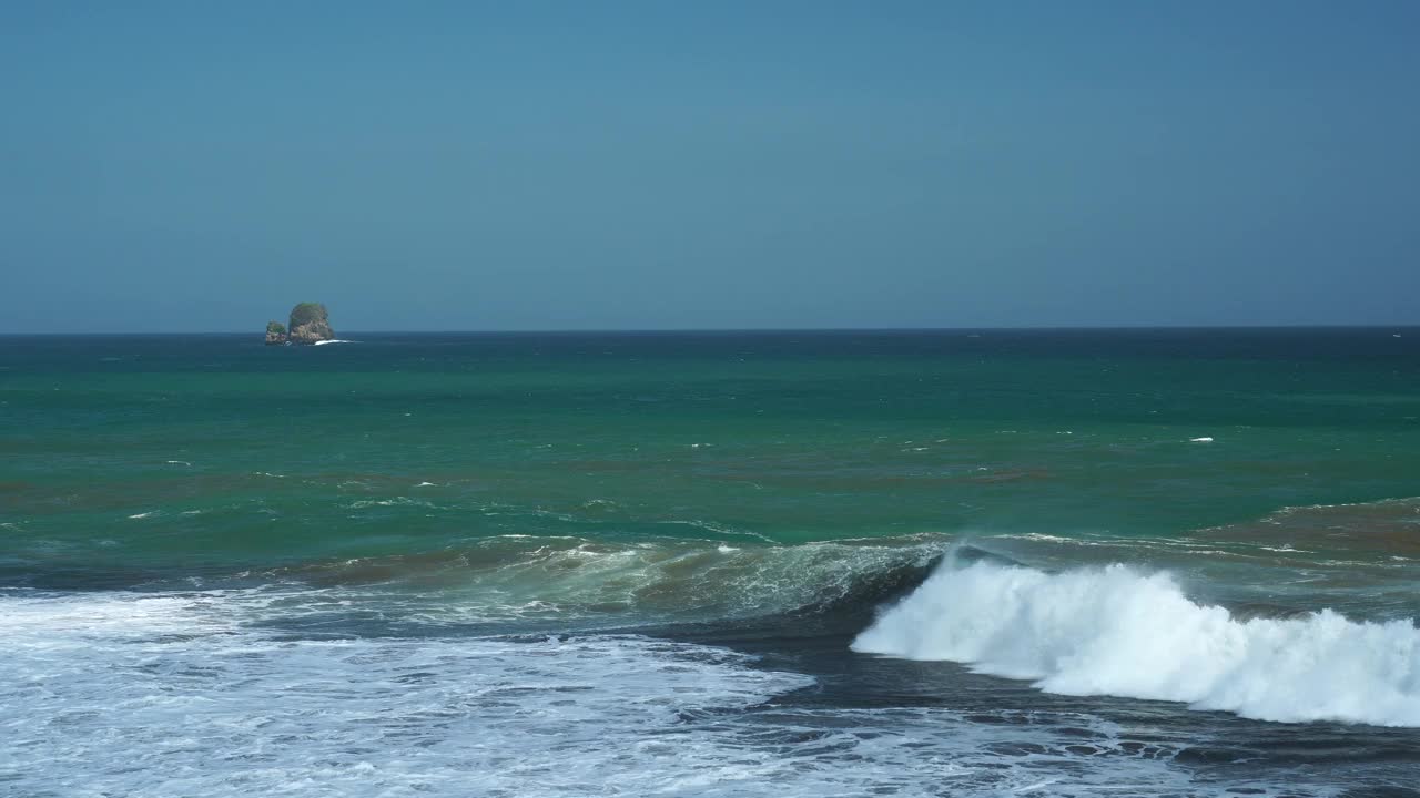 海浪向海岸移动视频下载