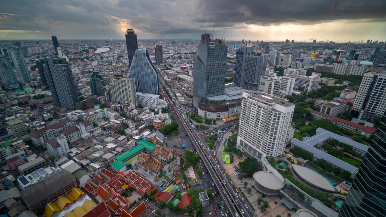 曼谷城市的延时鸟瞰图，俯瞰高层建筑，道路，日落云视频下载