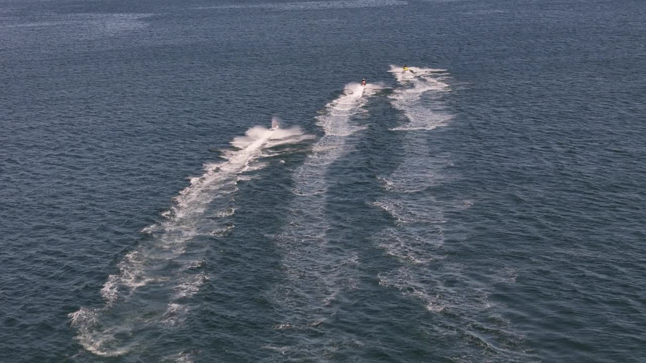 夏季，水上摩托爱好者在沿海地区享受海浪视频下载