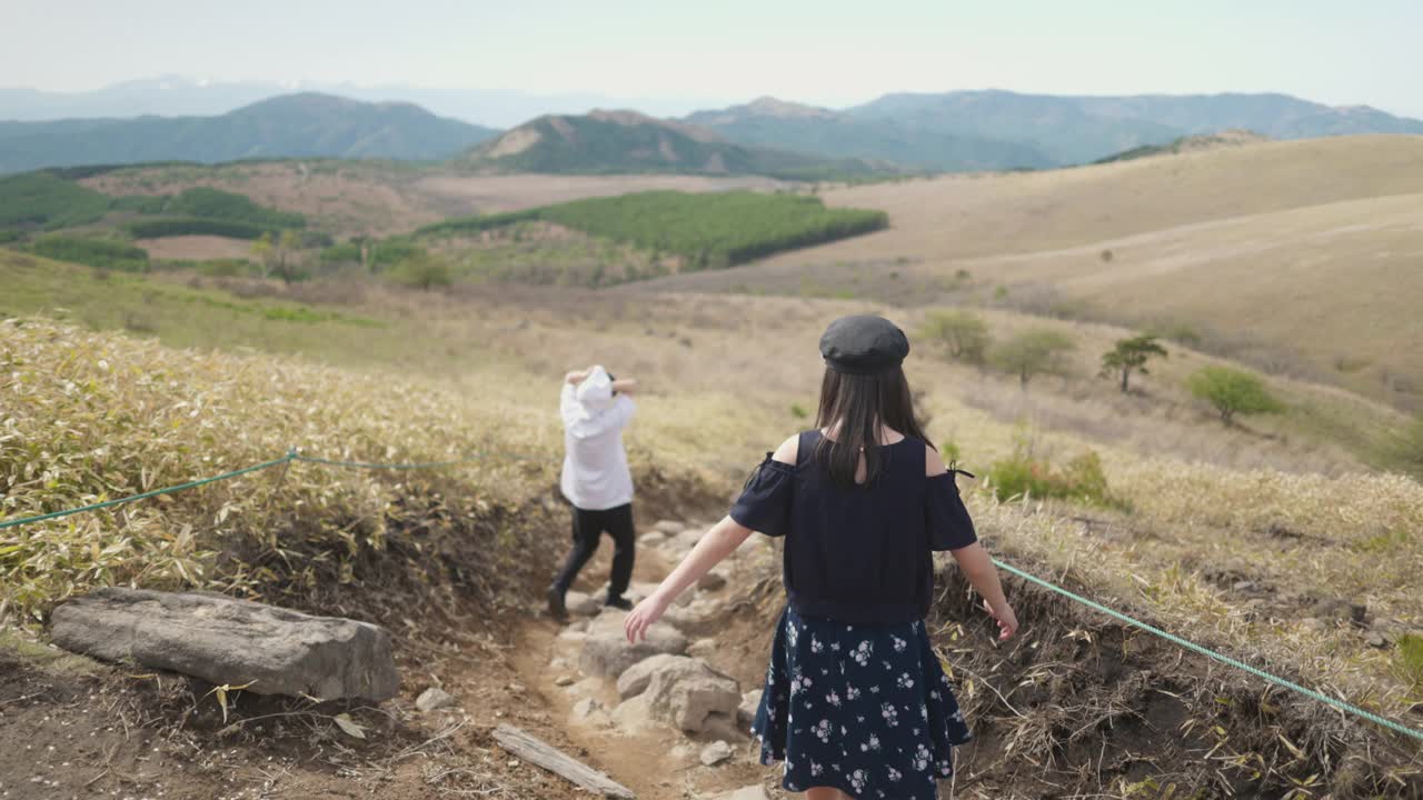 十几岁的兄弟姐妹走在山顶的山路上-二集之一视频素材