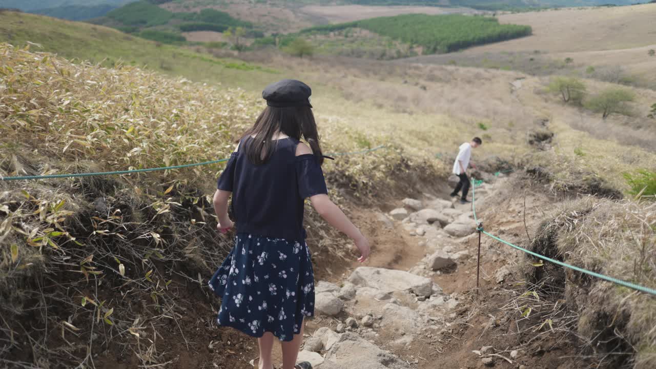 十几岁的兄弟姐妹走在山顶的山路上-二集之二视频素材