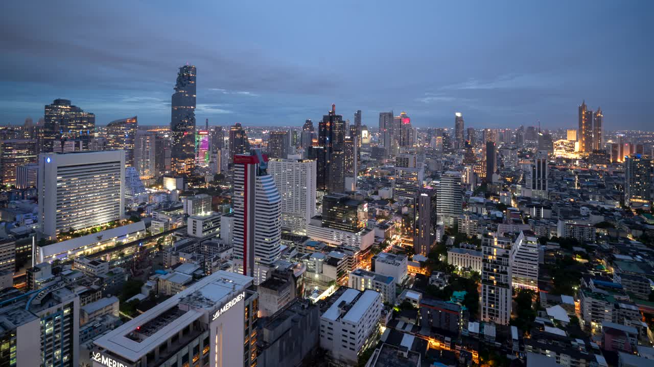 曼谷城市的延时鸟瞰图，俯瞰高层建筑，道路，日落云视频下载