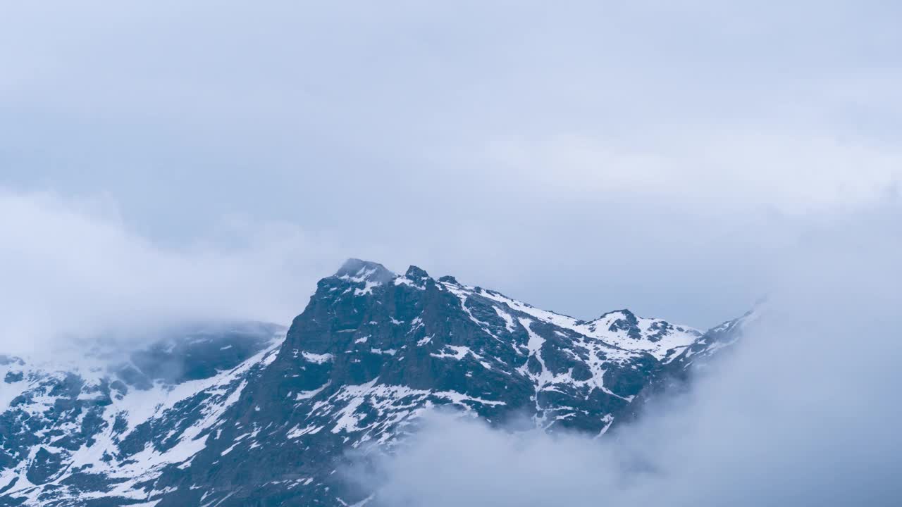 在印度喜马偕尔邦拉胡尔的基隆，季风季节，喜马拉雅雪山山顶上的暴风雨云的延时拍摄。视频下载