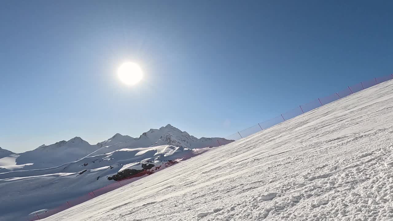 在山区度假胜地，日出时的滑雪斜坡视频下载