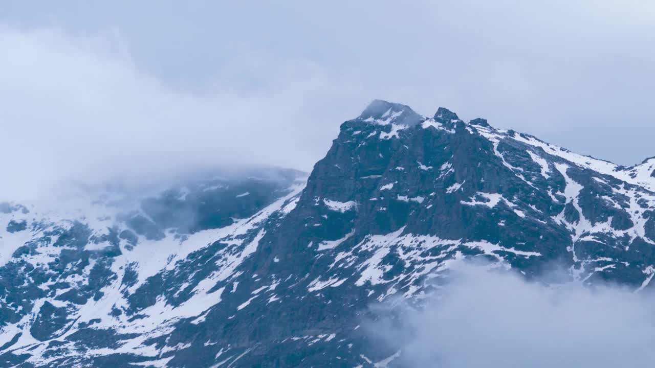 4K延时拍摄的雪覆盖了喜马拉雅山脉，乌云在印度拉胡尔的基隆移动。冬天在山里。自然背景。在暴风雨的日子里云在山上移动。视频素材